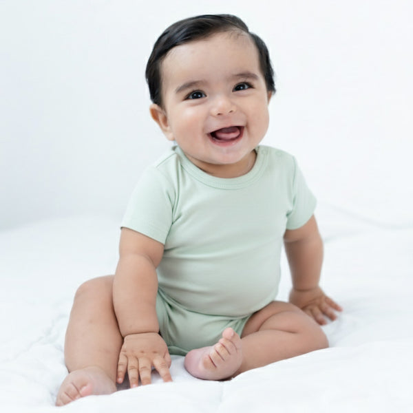 Overol Manga Corta en color Amarillo bebé - ropa organica para bebe - Mae & Mini