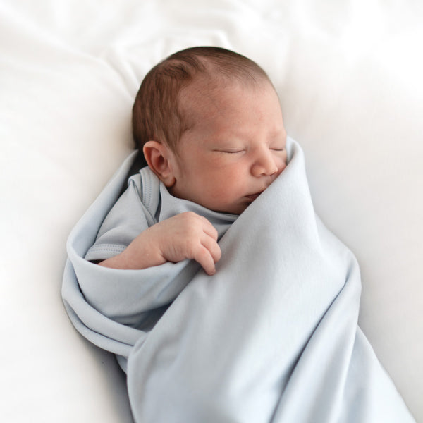 Cobijita Swaddle en Blanco Nube - algodon pima certificado GOTS - Mae & Mini