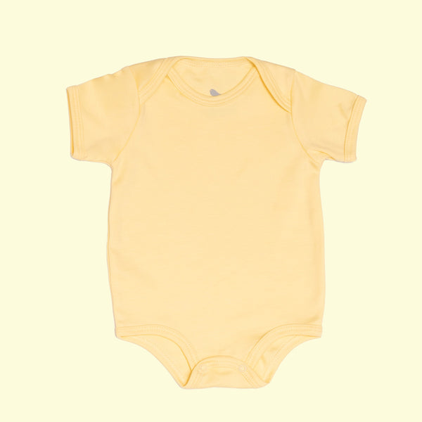 Pañalero Manga Corta Amarillo Bebe - algodon pima certificado GOTS - Mae & Mini